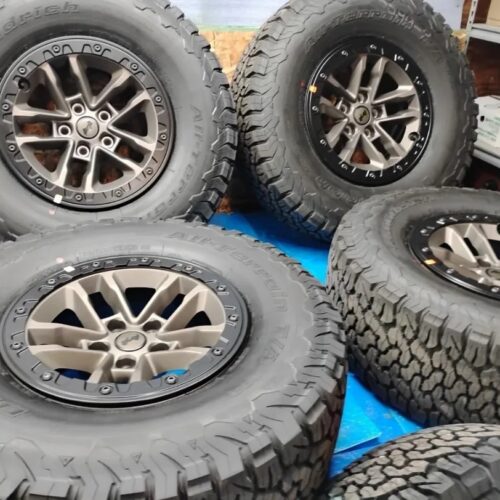 OEM JEEP WRANGLER GLADIATOR 18-25 SET (5) 17″ BEADLOCK WHEEL AND TIRES 35″